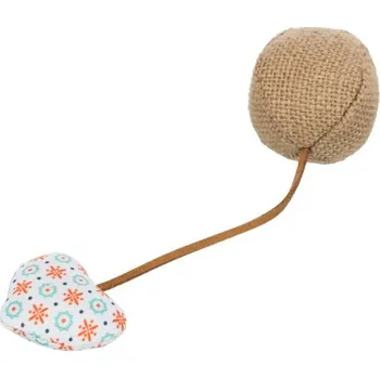 Hračka pro kočku Jutový míček s látkovým srdíčkem s catnipem 4,5 x 18 cm