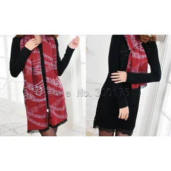 Dlouhá červená teplá šála s potiskem notové osnovy