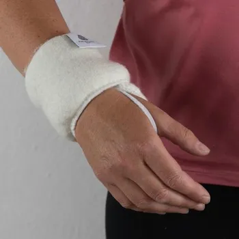 Jako v Peřince Ortéza na zápěstí z ovčího rouna