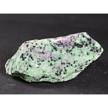 Drahý kámen Magieprirody.cz Rubín v zoisitu surový kámen 1.490 kg - Tanzánie #K49