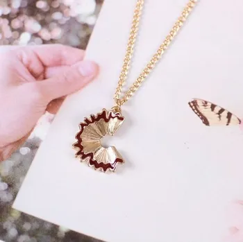 Náhrdelník s přívěškem - hoblina s červené pastelky