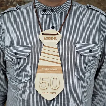 Kravata k narozeninám – 3D, dřevěná, gravírovaná a v dárkové krabičce