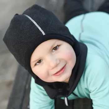 Čepice černá tvarovaná čepice z hebkého fleecu