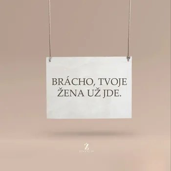 Svatební dekorace Dřevěná svatební cedulka BRÁCHO, TVOJE ŽENA UŽ JDE Text: Text z obrázku