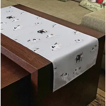 ubrus Běhoun ve světle šedé barvě s veselým kravským potiskem Šířka: 40 cm | Délka: 140 cm