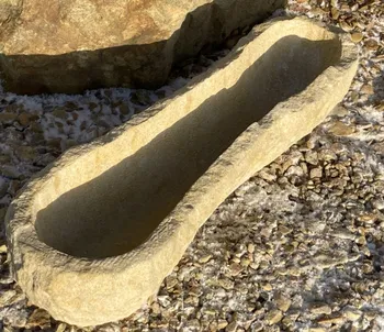 prázdný kamenný truhlík z pískovce RPA3096
