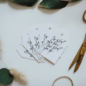 Cizojazyčná kniha Be Nice Jmenovky Písmo bílé