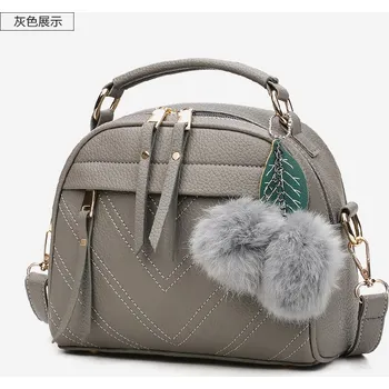 Dámská menší oblá kabelka s chlupatým přívěskem Barva: Šedá
