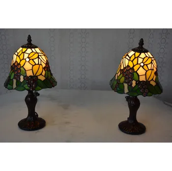 Dekorativní svítidlo Tiffany lampy s květinami a vínem - krásné