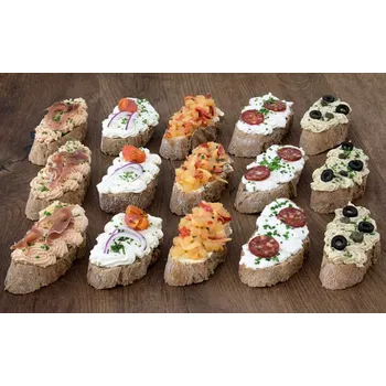 Dárkový potravinový koš Rustikální chlebíčky - sada 30 ks