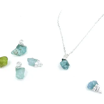 Náhrdelník Stříbrný náhrdelník se surovým Akvamarínem Délka řetízku: 60cm, Typ řetízku: Cable ( jednoduchý )