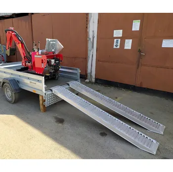 Nakládací rampa pro vozidlo Hliníkové nájezdy, 1 pár, délka 2,4 m, výška profilu 87 mm, nosnost 3.380 kg (LT Machines)
