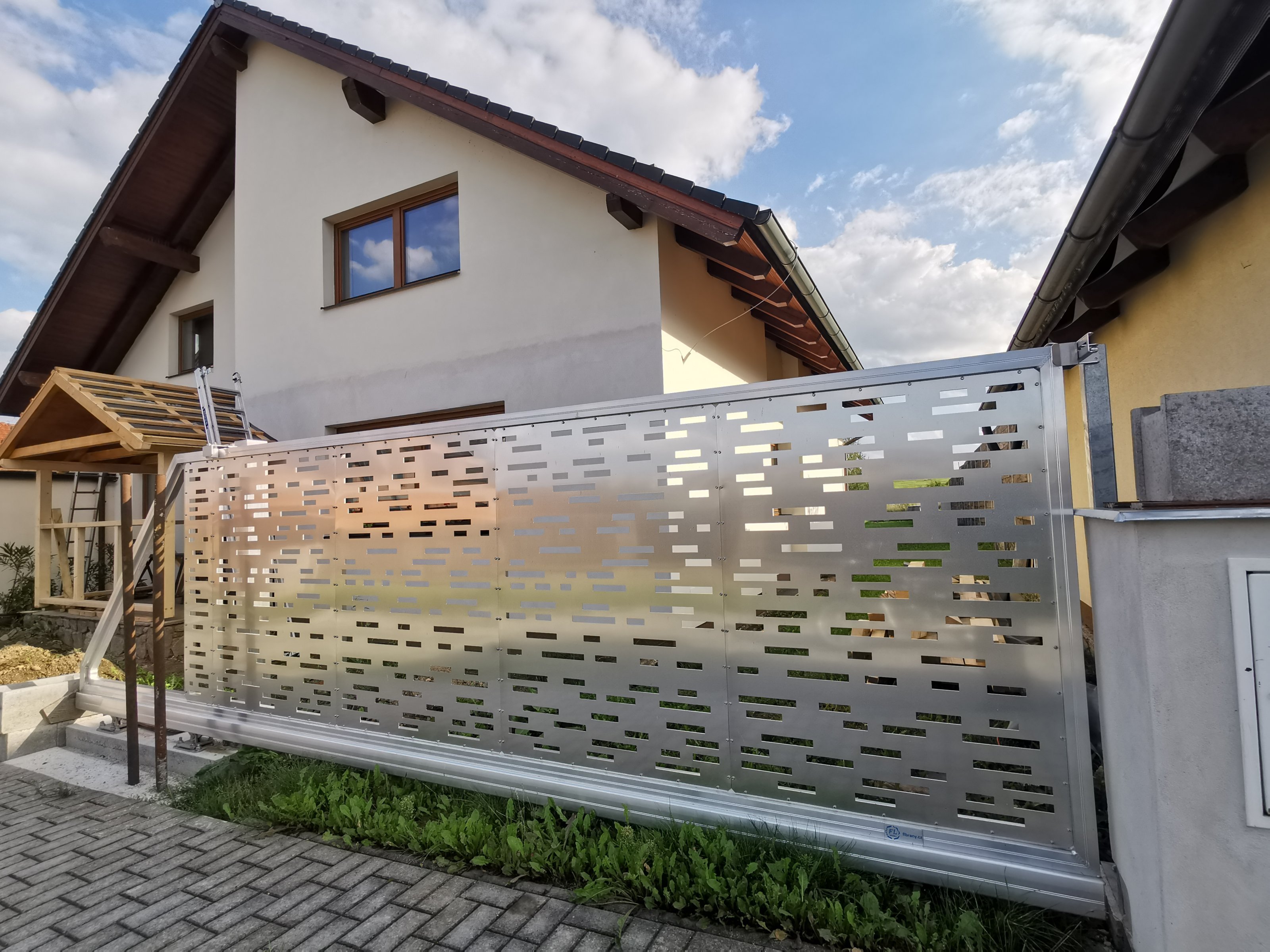 FL BRÁNY Posuvná brána BIG BOSS, šířka 650 cm, výška 110 cm, bez lakování rámu, výplň Alstrip bez laku