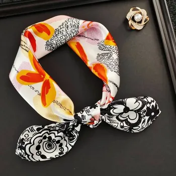 Šátek Hedvábný šátek černo-bílý s barevnými květy 53x53 cm v dárkovém balení, HEDVÁBNÝ SVĚT