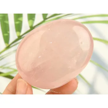 Přírodní kámen Hladký kámen růženín z Madagaskaru 180g