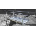 Hliníkový přechodový můstek, přechodová lávka přes výkopy, příkopy a rigoly, šířka 1 m, délka 2,5 m, nosnost max. 500 kg se sklopným zábradlím, LOTUS (LOTUS AluTech)