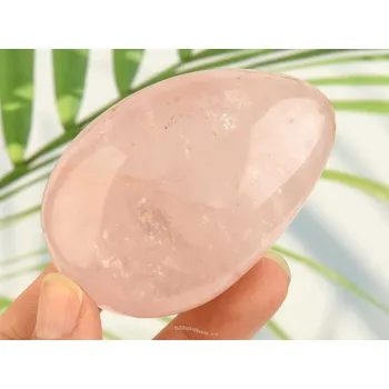 Přírodní kámen Hladký kámen růženín z Madagaskaru 153g