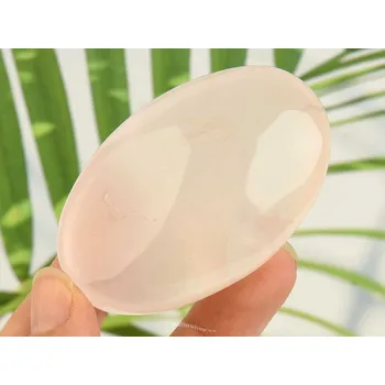 Přírodní kámen Hladký kámen růženín z Madagaskaru 119g