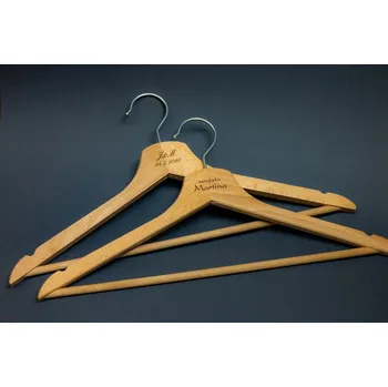 Svatební dekorace 2 dřevěná ramínka na šaty s vlastním textem