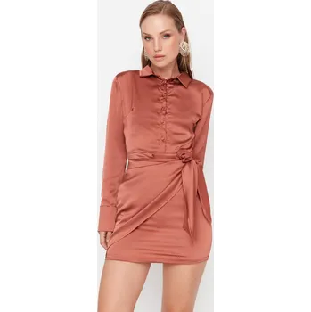 Dámské šaty Trendyol skořicová kravata Detailní saténové večerní šaty Trendyol tmavě červená | růžová 2017145