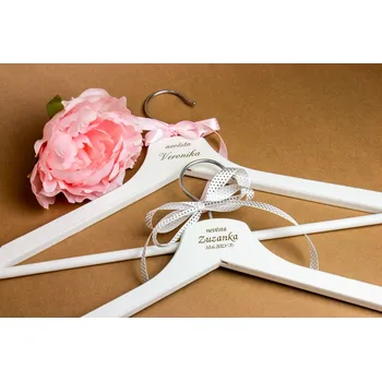 Svatební dekorace Bílé ramínko na šaty s vlastním textem