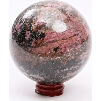 Drahý kámen Magieprirody.cz Rodonit koule 80 mm 1.003 g přírodní kámen + dřevěný podstavec #K1072