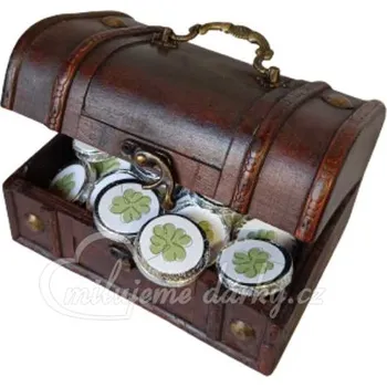 Šperk Dřevěná dárková truhla naplněná mini čokoládami s motivem čtyřlístků