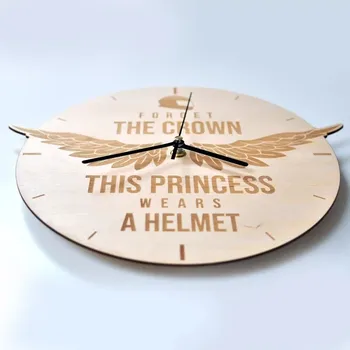 Žertovný předmět Forget the crown, this princess wears a helmet - dřevěné nástěnné hodiny s gravírováním