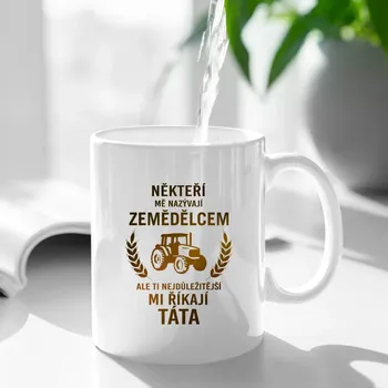 Žertovný předmět Někteří mě nazývají zemědělcem, ale ti nejdůležitější mi říkají táta - hrnek s potiskem