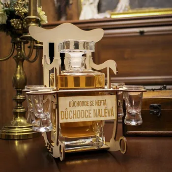 Žertovný předmět Garibald.cz - Důchodce se neptá, důchodce nalévá - houpací křeslo s panáky - karafa s gravírováním jako dárek pro důchodce