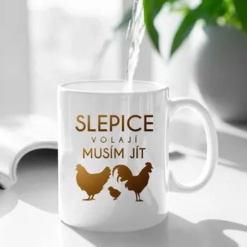 Žertovný předmět Slepice volají, musím jít verze 2 - hrnek s potiskem
