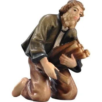 Vánoční dekorace Ornatis Muž se dřevem Provedení: Malované, Velikost stojících figur dospělých postav: 9 cm Dřevěná vyřezávaná soška muže, který přikládá dřevo do ohně.