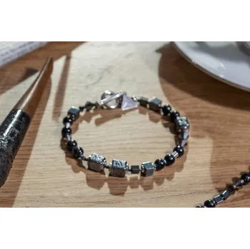 Náramek Lampglas Pánský náramek Dark Side of the Moon s unikátními perlami Lampglas a hematitem délka: L1-22,5cm