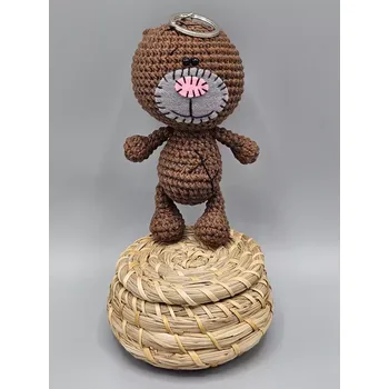 Ručně háčkovaný medvídek zdobený hnědý jako klíčenka