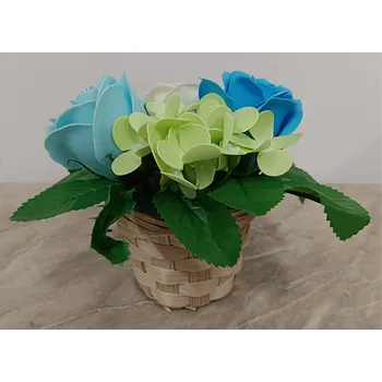umělá květina RV studio Louny s.r.o. Mýdlová dekorace v proutěném košíku - 4 květy Barva: Modrá