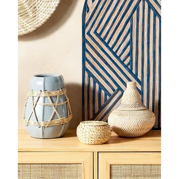 Košík z přírodního ratanu lakovaný 25 cm vysoký Domácí úložný koš s víkem Boho Rustikální dekorace Malovaný Beliani