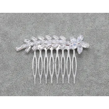 Ozdoba do vlasů Kovový hřebínek s kamínkovou ozdobou Barva: stříbrná