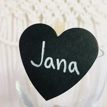 Svatební dekorace Svatba-eshop Svatební jmenovky srdce na přírodním kolíčku 10 ks