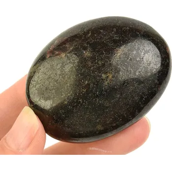 Přírodní kámen Hladký kámen granát z Madagaskaru 111g