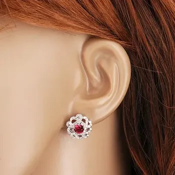 Náušnice Náušnice ze stříbra 925, kvítek s čirými zaoblenými lupínky, červený zirkon