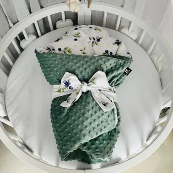 Zavinovačka MIMOUŠEK Péřová zavinovačka / autorské borůvky Velikost zavinovačky: 80x80 cm, Varianta péřové zavinovačky: péřová výplň + povlak zavazování páskem