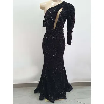 Dámské šaty Asymetrické šaty s flitrem a nafouklým rukávem Barva: Černá, Velikost: S