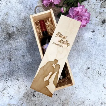 Dárková krabička Dřevia Dřevěná krabička na víno - První doušky do manželství Dřevitá výplň ZDARMA