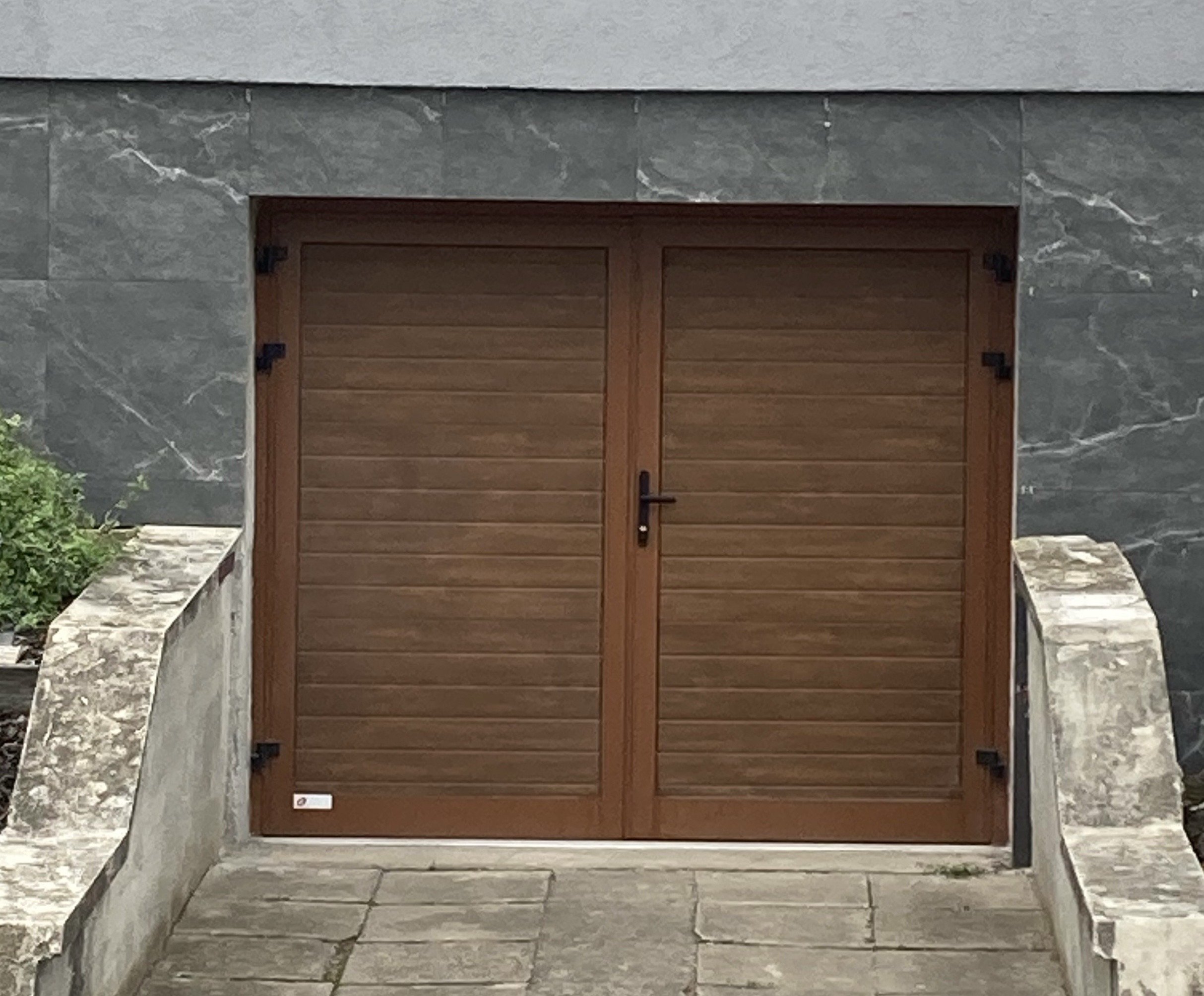 Dvoukřídlá hliníková garážová vrata Kružík rozměr šířka 2500x2000 dřevodekory woodgrain zateplená STANDARD Barva: Zlatý dub