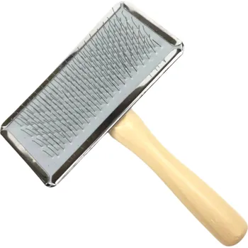 Kartáč pro česání a péči ovčí kožešiny