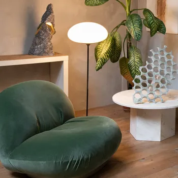 Lampička GUBI Stemlite stojací lampa, černá-červená, 110 cm - délka kabelu 220 cm; Ø nohy 25 cm tmavě červená, bílá 1 x 75 W - Doprava zdarma