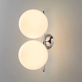 Lampička FLOS IC C/W1 Dvojité nástěnné svítidlo chrom Ø 20 cm - Ø koule 20 cm; Ø nástěnný držák 11 cm chrom, bílá 2 x 8 W - Doprava zdarma