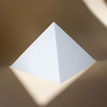 Pyramidka bílá dřevěná energetická dekorace