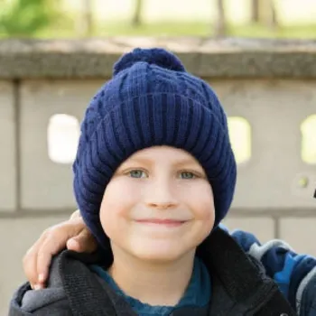 Čepice Pletená čepice s bambulí tmavě modrá