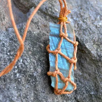 Drahý kámen Přívěsek Labradorit surový opletený v bavlnce